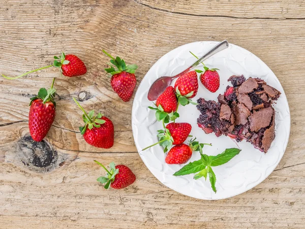 A piece of chocolate strawberry cake with fresh strawberries and — Stock Photo, Image