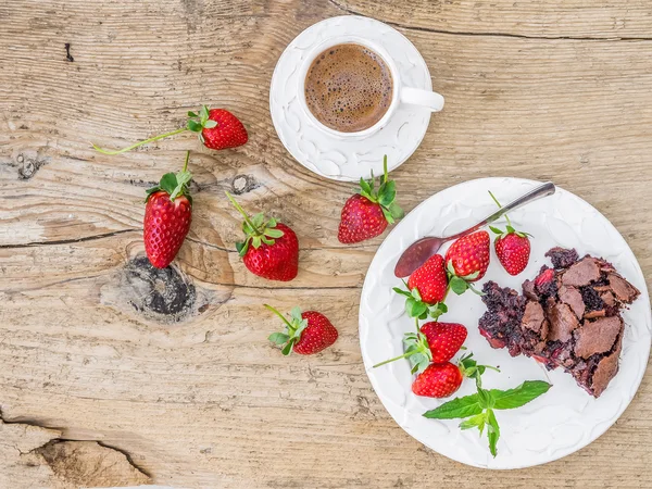 A piece of chocolate strawberry cake with fresh strawberries — Stock Photo, Image