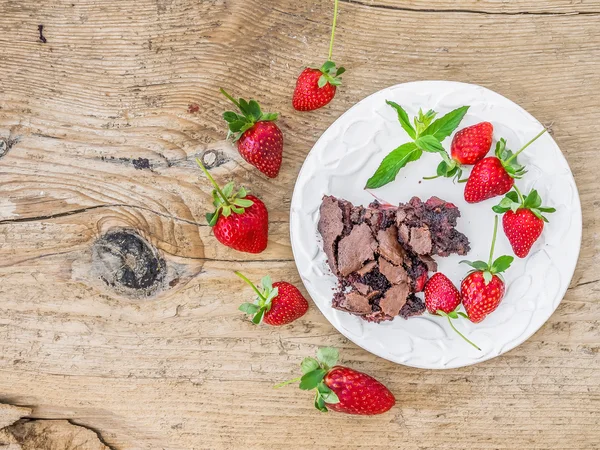 Chocolate strawberry cake with fresh strawberries — Stock Photo, Image