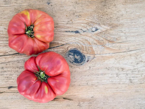 Ripe tomato on wooden desk — Stock Photo, Image