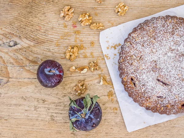 Torta di prugne con noci — Foto Stock