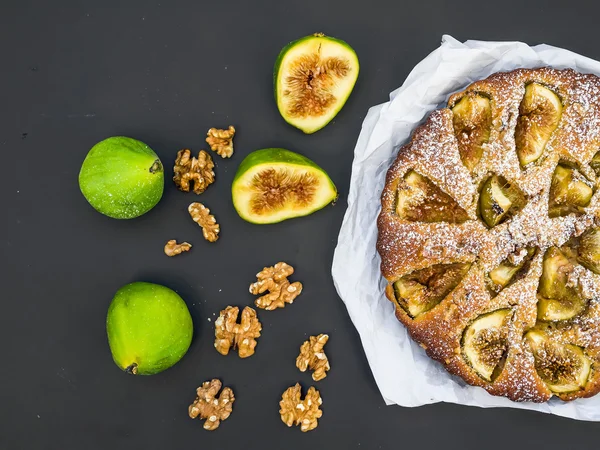 Fig pie met verse vijgen en walnoten op zwart — Stockfoto