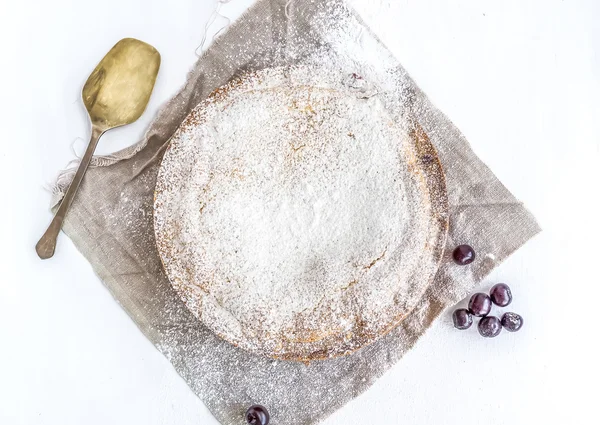 Tarte aux cerises à la crème aux cerises fraîches avec une cuillère sur fond blanc — Photo