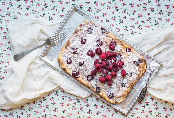 Raspberry cottage cheese cake with fresh raspberries, almond pet — Stock Photo, Image