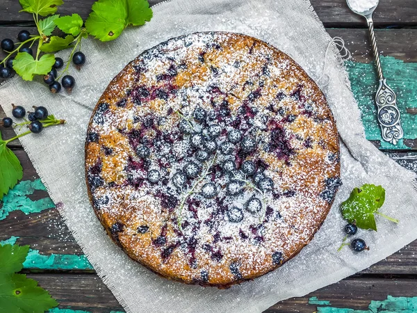 Eski boyalı ahşap yüzey üzerinde Siyah frenk üzümü kek — Stok fotoğraf
