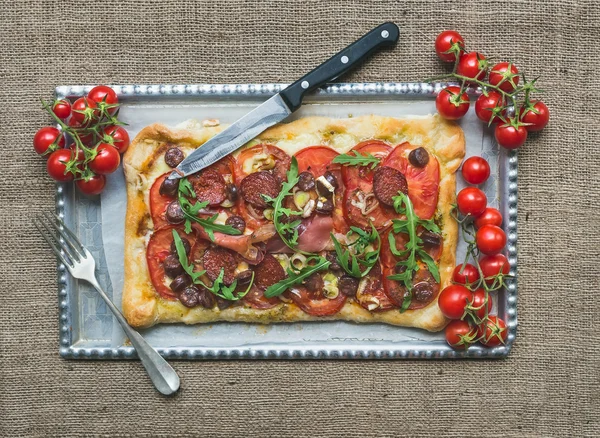 Carne Ristica pizza quadrata con pomodorini ciliegini e rucola su un — Foto Stock