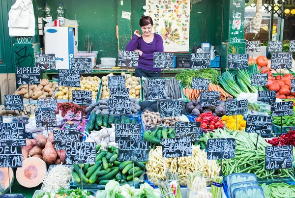 Vendor's stall selling fruit and vegetables — Stock fotografie