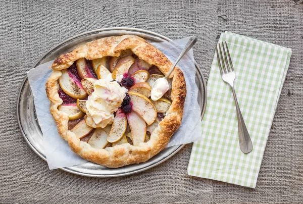 Apple and berry galette on a metal dish over a sackcloth surface — Stock Photo, Image