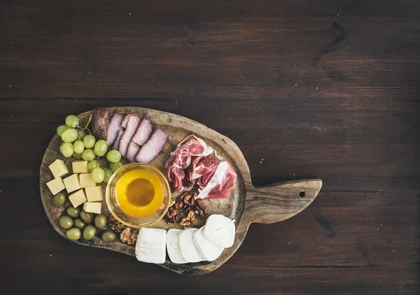 Wine appetizers set: meat and cheese selection, honey, grapes, w — Stock Photo, Image