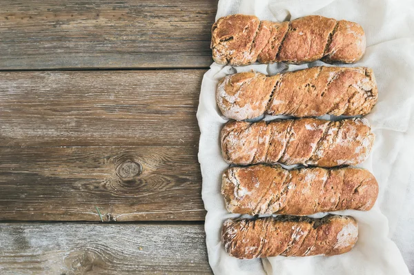 Versgebakken rustieke dorp brood (stokbrood) instellen op ruwe woo — Stockfoto