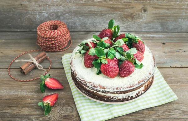 Rustic spicy ginger cake with cream-cheese filling and fresh str — Stock Photo, Image