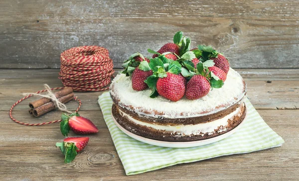 Rustik kryddig ingefära kaka med färskost fyllning och färska str — Stockfoto