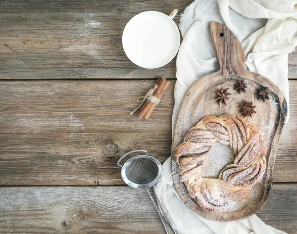 Set per la prima colazione in stile villaggio: pane dolce alla cannella e una tazza — Foto Stock