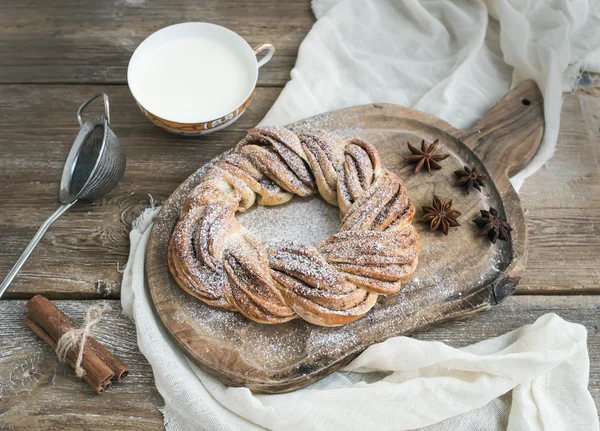 Conjunto de café da manhã estilo aldeia: pão doce anel de canela e uma xícara — Fotografia de Stock