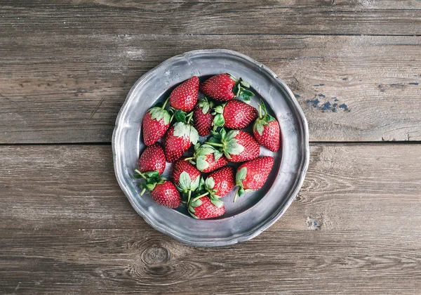 An old vintage metal plate full of fresh ripe strawberries over — Stock Photo, Image