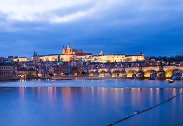 La vista del castillo de Praga, el puente de Carlos y el río Moldava — Foto de Stock