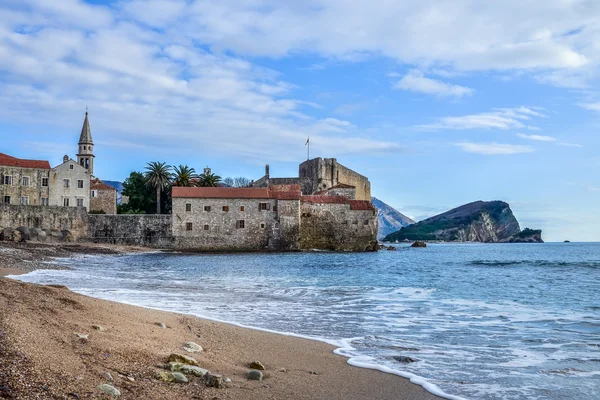 Montenegro. Budva playa cerca de la muralla del casco antiguo y fortaleza en winte — Foto de Stock