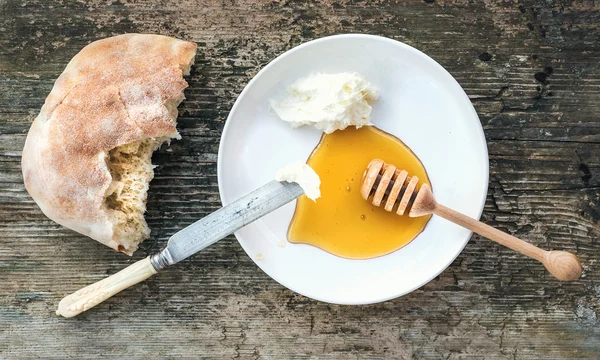 Tradirional balkáni reggeliző készlet: kaymak (vaj tejszín), flatbre — Stock Fotó