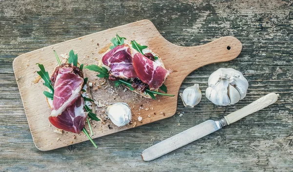 Brushetta 세트 훈제 고기, arugula, 말린된 토마토에는 — 스톡 사진