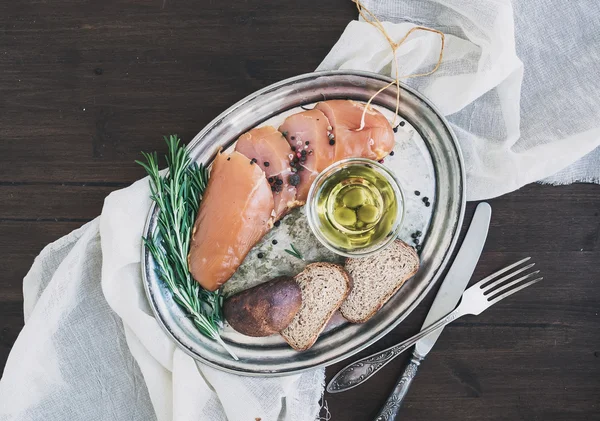 İştah açıcı set: tavuk carpaccio, ekmek, zeytin, baharat ve gül — Stok fotoğraf