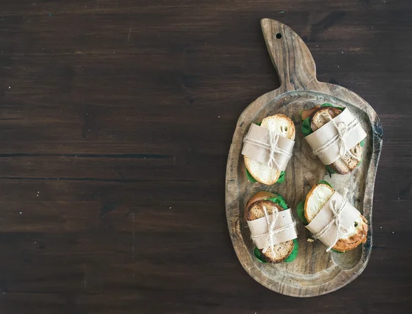 Здоровий набір сніданків, що складається з піску з чікену та зеленого салату — стокове фото