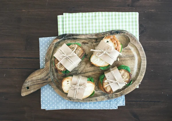 Zdrowe śniadanie zestaw składający się z fajny i Zielona sałatka sandw — Zdjęcie stockowe