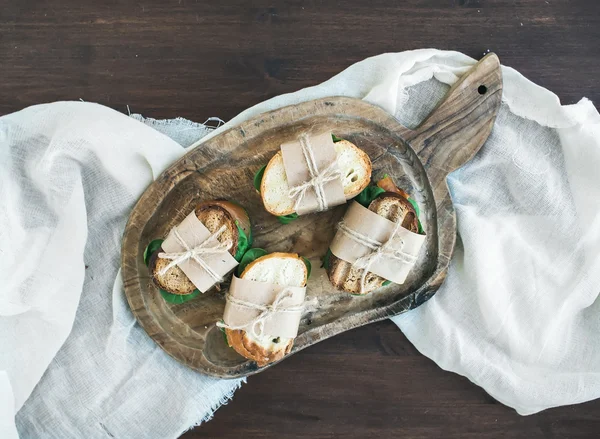 Υγιεινό πρωινό που αποτελείται από chiken και πράσινη σαλάτα sandw — Φωτογραφία Αρχείου
