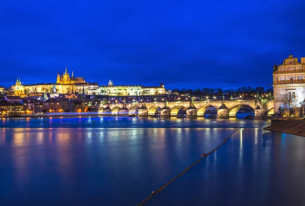 Vista serale sul castello di Praga, sul ponte Carlo e sulla Moldava — Foto Stock