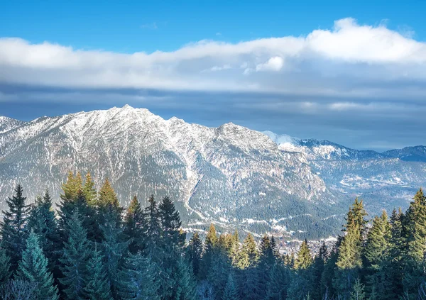 Der Blick über die schneebedeckten bayerischen Berghänge von — Stockfoto