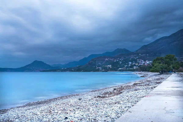 Краєвид Адріатичного узбережжя до годинник проб'є бар, Чорногорія — стокове фото