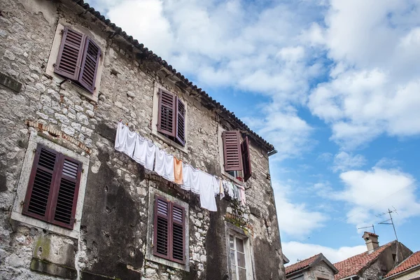 Common house of the old town of Kotor, Montenegro, with linen ha — Stock Photo, Image