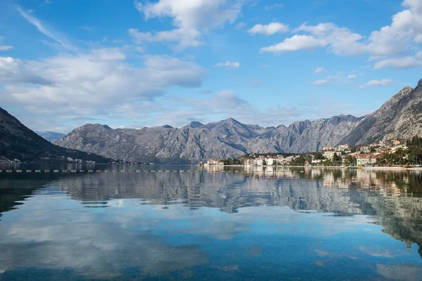 Het uitzicht over de baai van Kotor in Montenegro, Balkan — Stockfoto