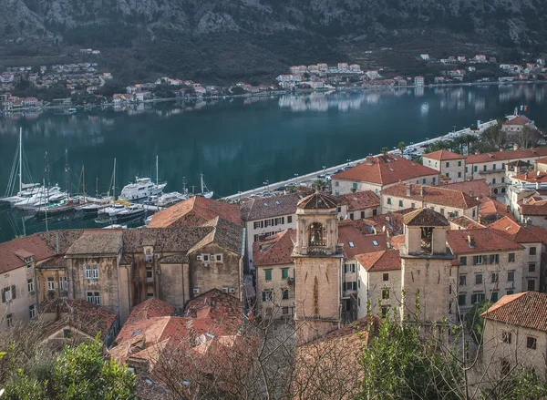 La vue sur les toits rouges et les yachts de Kotor, Monténégro — Photo