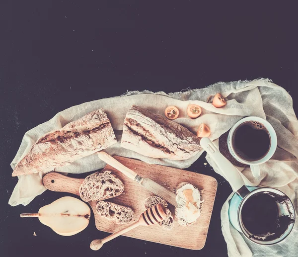 Набор для завтрака: кофейник (cezve) с кофе, чашка на кухонном полотенце — стоковое фото