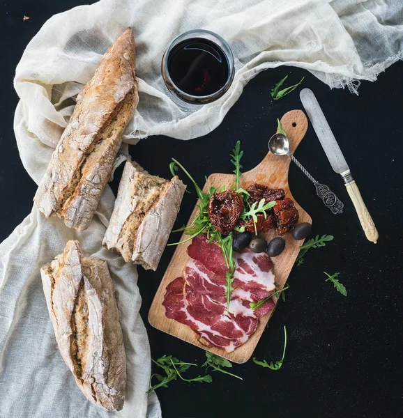 Conjunto de vinhos e aperitivos: um copo de vinho tinto, louça vintage , — Fotografia de Stock