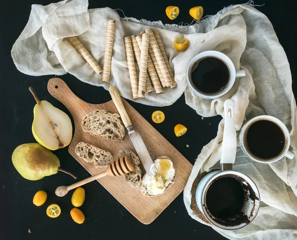 Café da manhã - coffee break set: um pote de cezve de café, duas xícaras — Fotografia de Stock