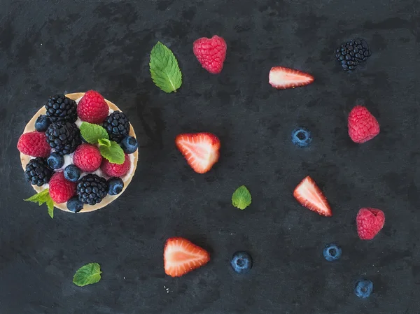 Tartlet with soft goat cheese and garden berries decorated with — Stock Photo, Image