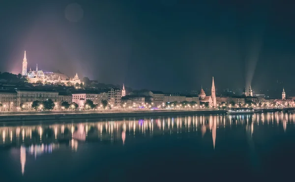 River view of Budapest, Hungary, at night, illuminated Buda side — Stock Photo, Image