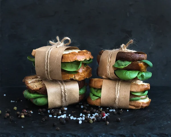 Pollo curado y espinacas sándwiches de grano entero colocados uno en un — Foto de Stock