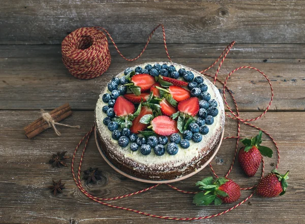 Pastel de jengibre picante rústico con relleno de queso crema, fresa fresca — Foto de Stock