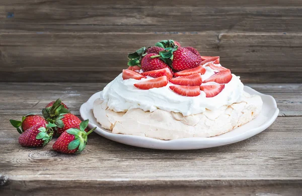 Rustieke Pavlova cake met verse aardbeien en slagroom crème ov — Stockfoto