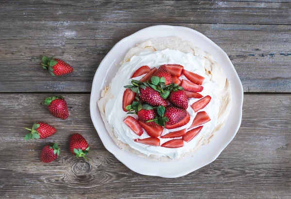 Rustieke Pavlova cake met verse aardbeien en slagroom crème ov — Stockfoto