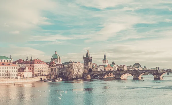 A vista sobre o rio Vltava, ponte Charles e cisnes brancos — Fotografia de Stock