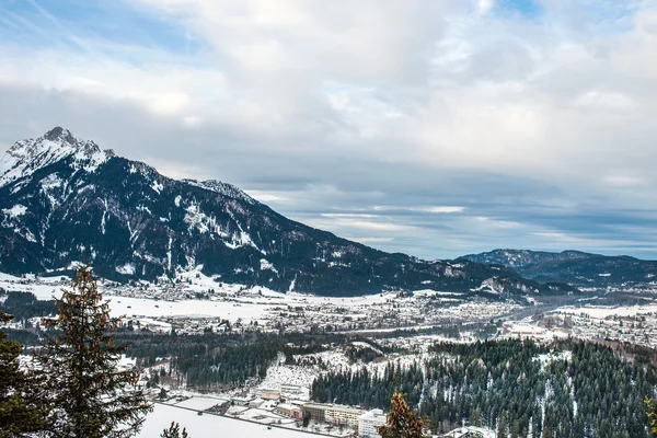 Der Blick über die Berge und das Tal in den Tiroler Alpen — Stockfoto