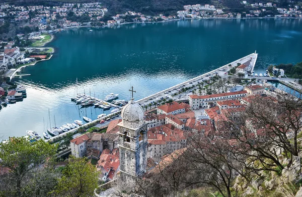 A vista sobre a cidade de Kotor, Montenegro, a antiga capela, o — Fotografia de Stock