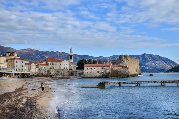 Budva, Montenegro, Península Balcânica, 25.01.2015. Budva praia nea — Fotografia de Stock