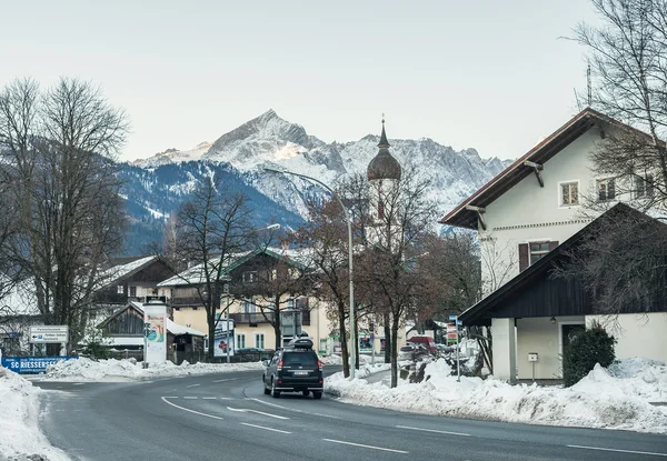 Město Garmisch-Partenkirchen v Bavorských Alpách, Německo, 06.01.201 — Stock fotografie