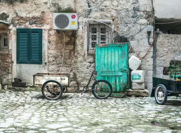 Kotor, Montenegro, Balkans, 24.01.2015. Typical paved yard with — Stock Photo, Image