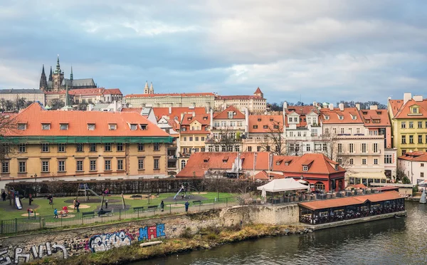 PRAGA - 25 DICEMBRE: Vista sul distretto di Mala Strana, isola di Kampa — Foto Stock