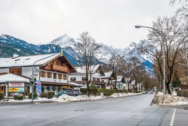 Garmisch-Partenkirchen, Jgermany - 9 stycznia: Ulica smal — Zdjęcie stockowe